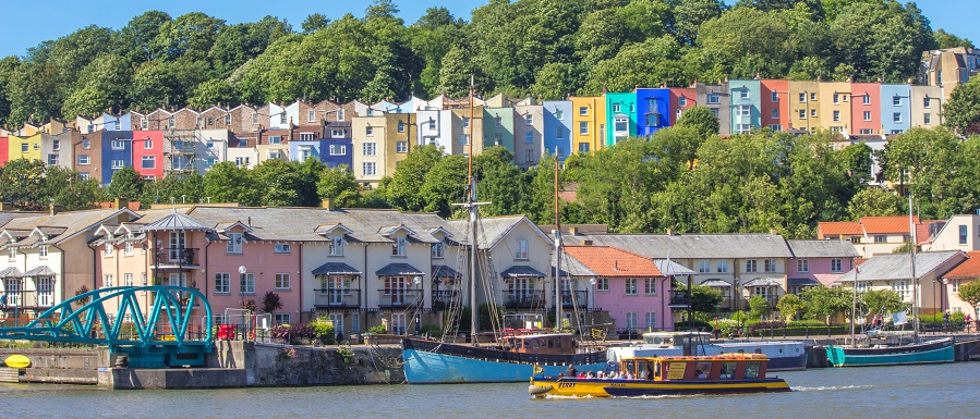 Boats in front on colourful houses on harbour